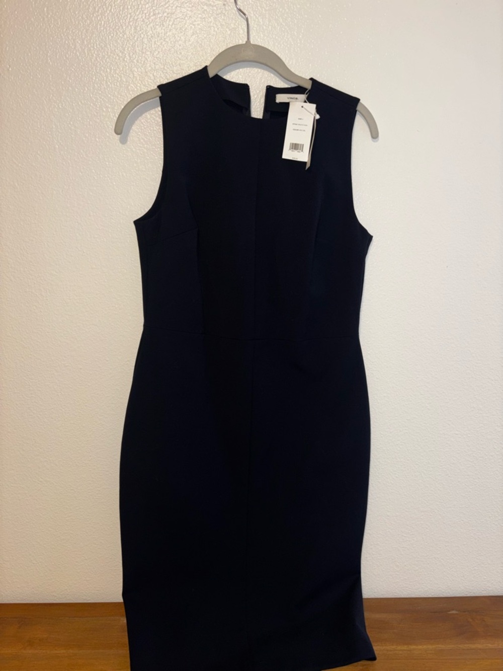 VINCE Women's Seamed Front Sheath Dress NWT size 4 - Picture 5 of 8